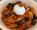 Orecchiette con pomodoro, olive nere, acciughe e burrata, un assaggio dei piatti tipici tarantini.