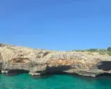 Scogliere rocciose e mare cristallino, un invito a esplorare le **grotte del Salento**.