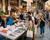 Un vivace mercato all'aperto nel Salento, con bancarelle piene di pesce fresco, verdura e pane. La gente fa acquisti e interagisce con i venditori.