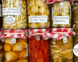 Vasi di **piatti tipici pugliesi** conservati: fave novelle, lampascioni, melanzane e altro. Sapori autentici in ogni barattolo.