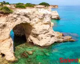 Scogliere dorate e mare cristallino, un'incantevole grotta marina. Perfetto per un Ferragosto Salento indimenticabile.