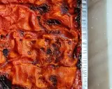 La lasagna salentina appena sfornata, con la sua crosticina dorata e invitante, pronta per essere gustata.