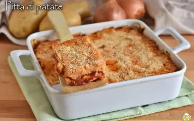 Una fetta di focaccia di patate ripiena pugliese dorata e croccante, servita da una teglia bianca.