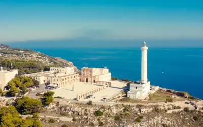 Il santuario e il faro di Santa Maria di Leuca dominano il lungomare, con il blu intenso del mare sullo sfondo.
