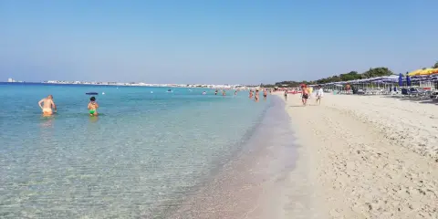 Spiaggia di Torre Lapillo, Salento. Acque cristalline e sabbia dorata per una giornata di sole e relax.