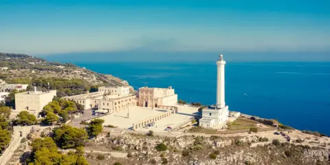 Il Santuario di Santa Maria di Leuca e il suo faro dominano la costa rocciosa. Un luogo imperdibile per scoprire cosa vedere a Leuca, con il blu del mare a fare da cornice.