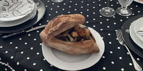 Pane ripieno con verdure e formaggio, un assaggio degli antipasti tipici pugliesi.