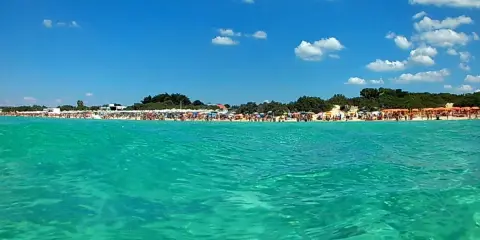 Acque cristalline e una spiaggia affollata di ombrelloni colorati: il **miglior lido Torre Lapillo** per una giornata di sole indimenticabile.