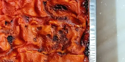 La lasagna salentina appena sfornata, con la sua crosticina dorata e invitante, pronta per essere gustata.