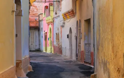 Un vicolo colorato a Galatone, con case rosa, gialle e bianche. Un luogo incantevole da scoprire, tra scorci suggestivi e architetture uniche.