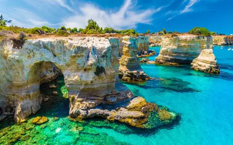 Faraglioni di Sant'Andrea, un luogo incantevole da scoprire, ideale per chi cerca cosa visitare vicino Gallipoli.