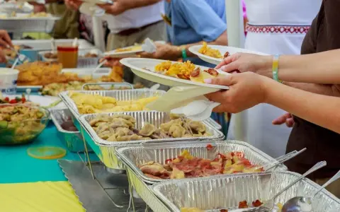Un buffet ricco di pietanze per le feste e sagre oggi: ravioli, involtini e altro ancora.