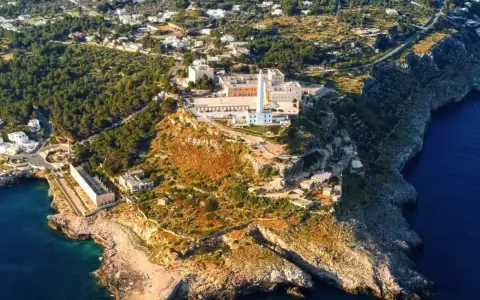 Panoramica di Santa Maria di Leuca, dove il Santuario domina la scogliera a picco sul mare blu intenso.