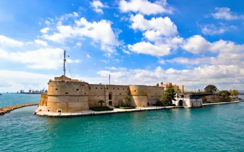 Castello Aragonese a Taranto, un gioiello che mostra dove si trova la Puglia, con il mare turchese e il cielo azzurro.