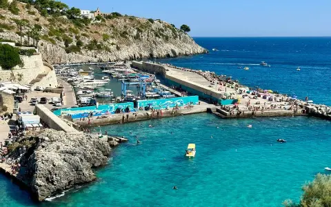 Castro Marina, un gioiello pugliese, dove si trova questo incantevole porto con acque cristalline e scogliere rocciose.