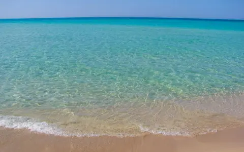 Acque cristalline e sabbia dorata a Ugento mare. Un invito a tuffarsi in questo paradiso.