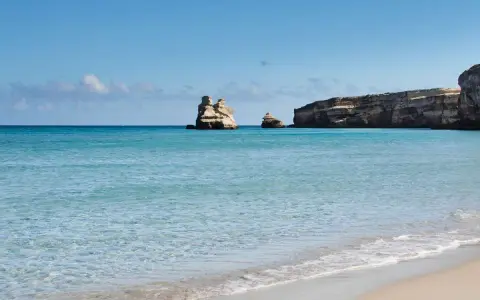 Acque cristalline e scogliere suggestive vicino alla torre dell'orso spiaggia.