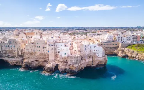 Panorami mozzafiato: case bianche aggrappate alle scogliere, mare turchese. Un assaggio di cosa vedere in Puglia, un sogno ad occhi aperti.