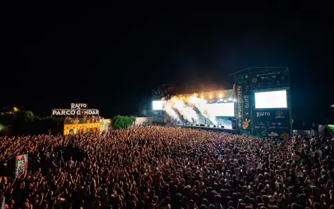 La folla in delirio a Gallipoli per la movida di Parco Gondar. Fumo e luci sul palco per un concerto indimenticabile.