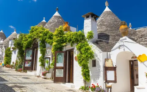 Trulli bianchi fioriti in Puglia, un'atmosfera magica per il 25 aprile.