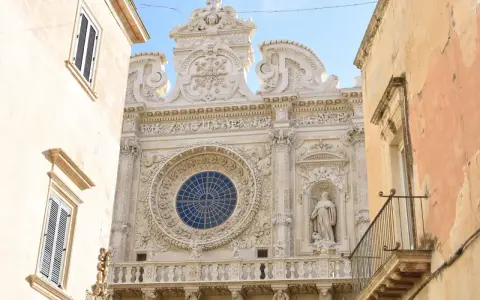 Facciata barocca di Lecce, un gioiello che risplende durante le feste patronali Salento.