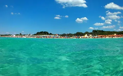 Acque cristalline e una spiaggia affollata di ombrelloni colorati: il **miglior lido Torre Lapillo** per una giornata di sole indimenticabile.