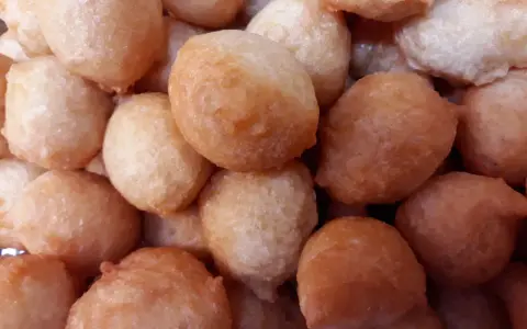 Un mucchio di pittule leverano, dorate e invitanti, pronte per essere gustate.