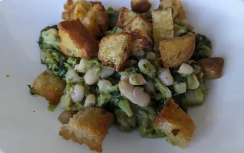 Un piatto di verdure verdi con fagioli bianchi e crostini dorati. Un vero "marenna" che sa di casa.