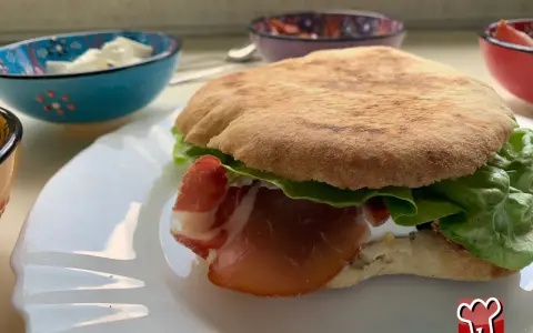 Puccia salentina con prosciutto e lattuga. Un'idea semplice su come condire la puccia salentina per un pasto gustoso.