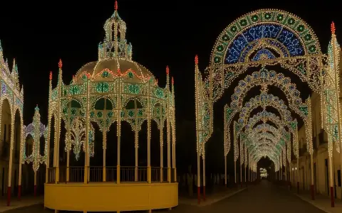 Un gazebo e archi luminosi creano un'atmosfera magica per una festa a diso.