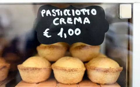 Pasticciotti alla crema, deliziosi dolci tipici pugliesi, in vetrina a €1,00.