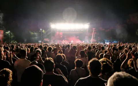 Folla entusiasta ai concerti Salento, luci sul palco e musica dal vivo.
