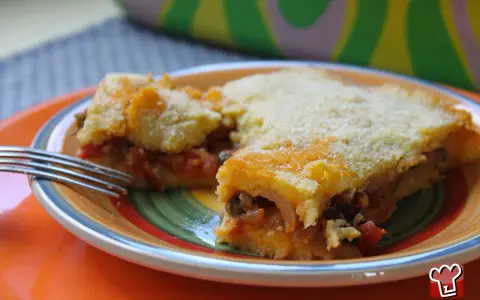 Fetta di torta salata con verdure e formaggio, un assaggio dei caroselli salentini.