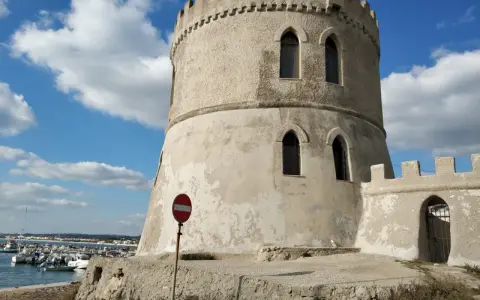 Torre Vado, un'antica torre di avvistamento domina il porto con le sue barche.