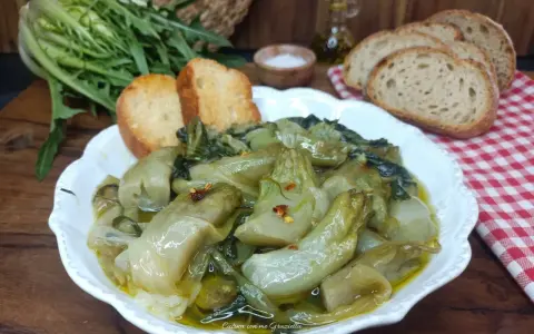 Verdure cotte in padella, un classico della cucina povera salentina, servite con pane tostato e un filo d'olio.