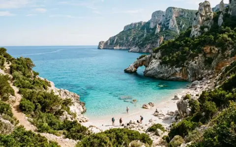 Sentiero panoramico verso una delle splendide calette del Salento, con acqua cristallina e rocce imponenti.