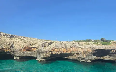 Scogliere rocciose e mare cristallino, un invito a esplorare le **grotte del Salento**.