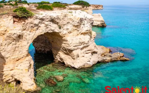 Scogliere dorate e mare cristallino, un'incantevole grotta marina. Perfetto per un Ferragosto Salento indimenticabile.