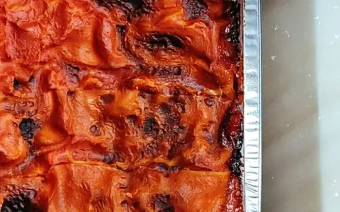 La lasagna salentina appena sfornata, con la sua crosticina dorata e invitante, pronta per essere gustata.