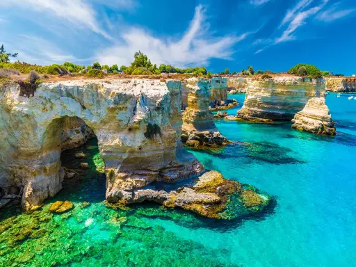 Faraglioni di Sant'Andrea, un luogo incantevole da scoprire, ideale per chi cerca cosa visitare vicino Gallipoli.