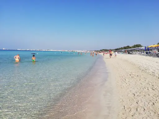 Spiaggia di Torre Lapillo, Salento. Acque cristalline e sabbia dorata per una giornata di sole e relax.