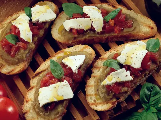 Bruschetta supersano con melanzane, pomodori e mozzarella fresca, guarnita con basilico e un filo d'olio.