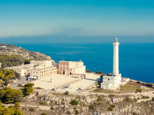 Il Santuario di Santa Maria di Leuca e il suo faro dominano la costa rocciosa. Un luogo imperdibile per scoprire cosa vedere a Leuca, con il blu del mare a fare da cornice.