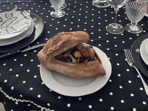 Pane ripieno con verdure e formaggio, un assaggio degli antipasti tipici pugliesi.