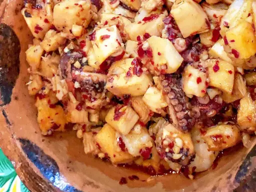 Polpo alla pignata, un sapore autentico di Lecce in un piatto ricco e gustoso. Tentacoli succulenti e patate condite con spezie.