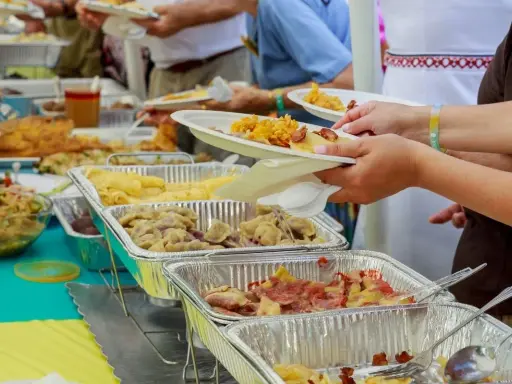 Un buffet ricco di pietanze per le feste e sagre oggi: ravioli, involtini e altro ancora.
