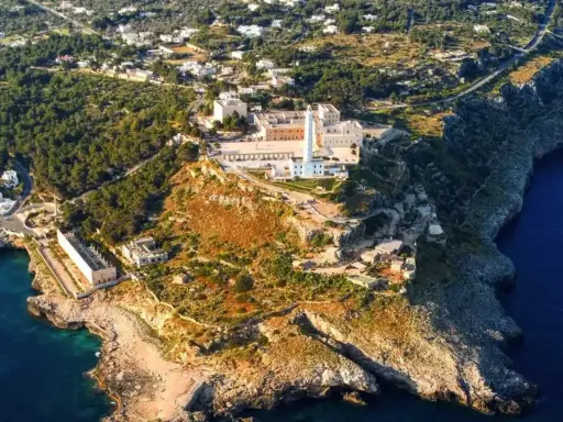 Panoramica di Santa Maria di Leuca, dove il Santuario domina la scogliera a picco sul mare blu intenso.