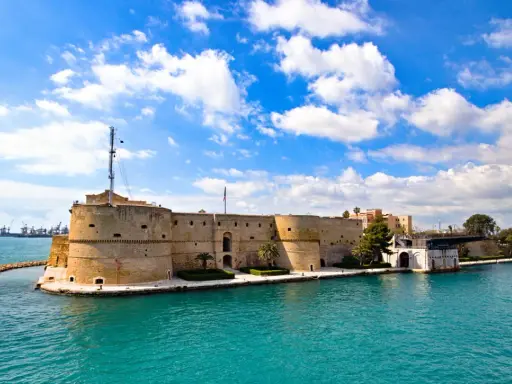 Castello Aragonese a Taranto, un gioiello che mostra dove si trova la Puglia, con il mare turchese e il cielo azzurro.
