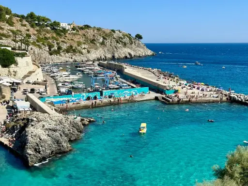 Castro Marina, un gioiello pugliese, dove si trova questo incantevole porto con acque cristalline e scogliere rocciose.
