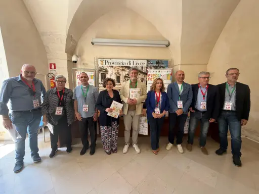 Gruppo di persone sorridenti, staff di "Popoli in Festa", durante eventi nel Salento.
